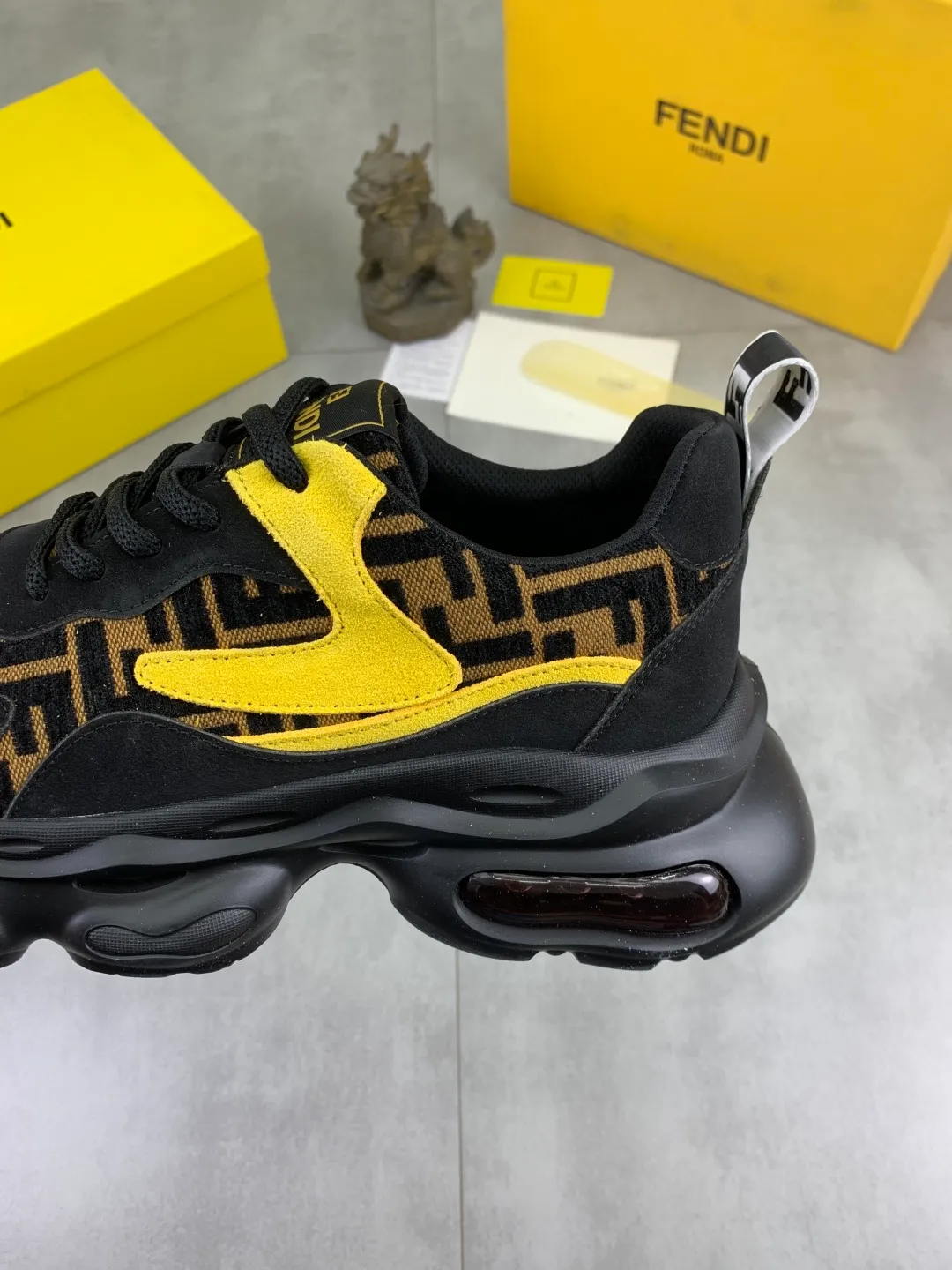 Men's men's shoes P440 new (FENDI Fendi) classic and most popular little monster style, loafers, slip-on casual shoes! Compared with the old models, they are more fashionable and eye-catching, making the already funny shoes more vivid. Like a hedgehog, do you have a little monster this year? A must-have for fashionistas! Upper: Made of high-grade cow suede, sheepskin lining, the highest version on the market, and an online outsole! 38-44 4️⃣colors available